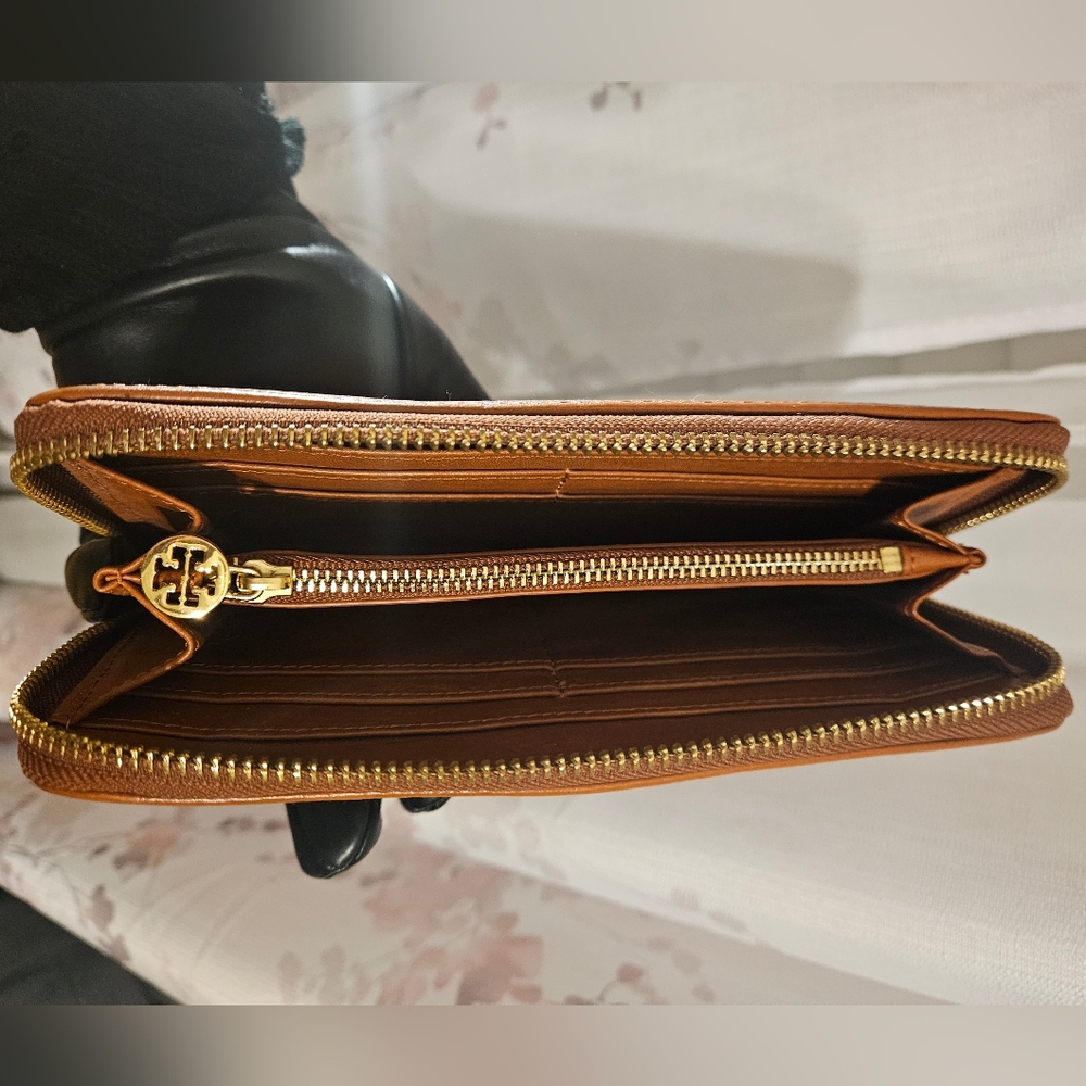 Tory Burch Leather Wallet with Gold Logo - EUC - Picture 7 of 8